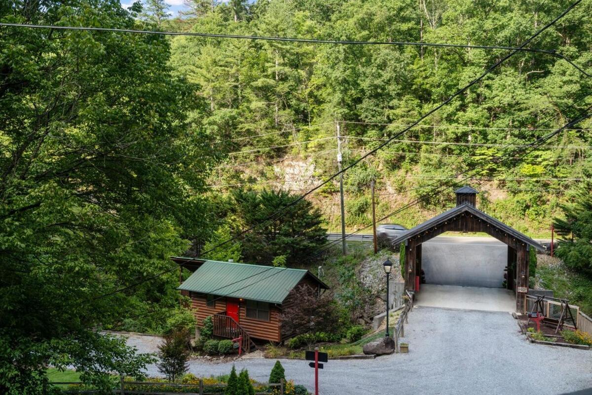 Villa Cabin 5 Studio Cabin With Hot Tub, Water View And Fire Pit à Sevierville Extérieur photo