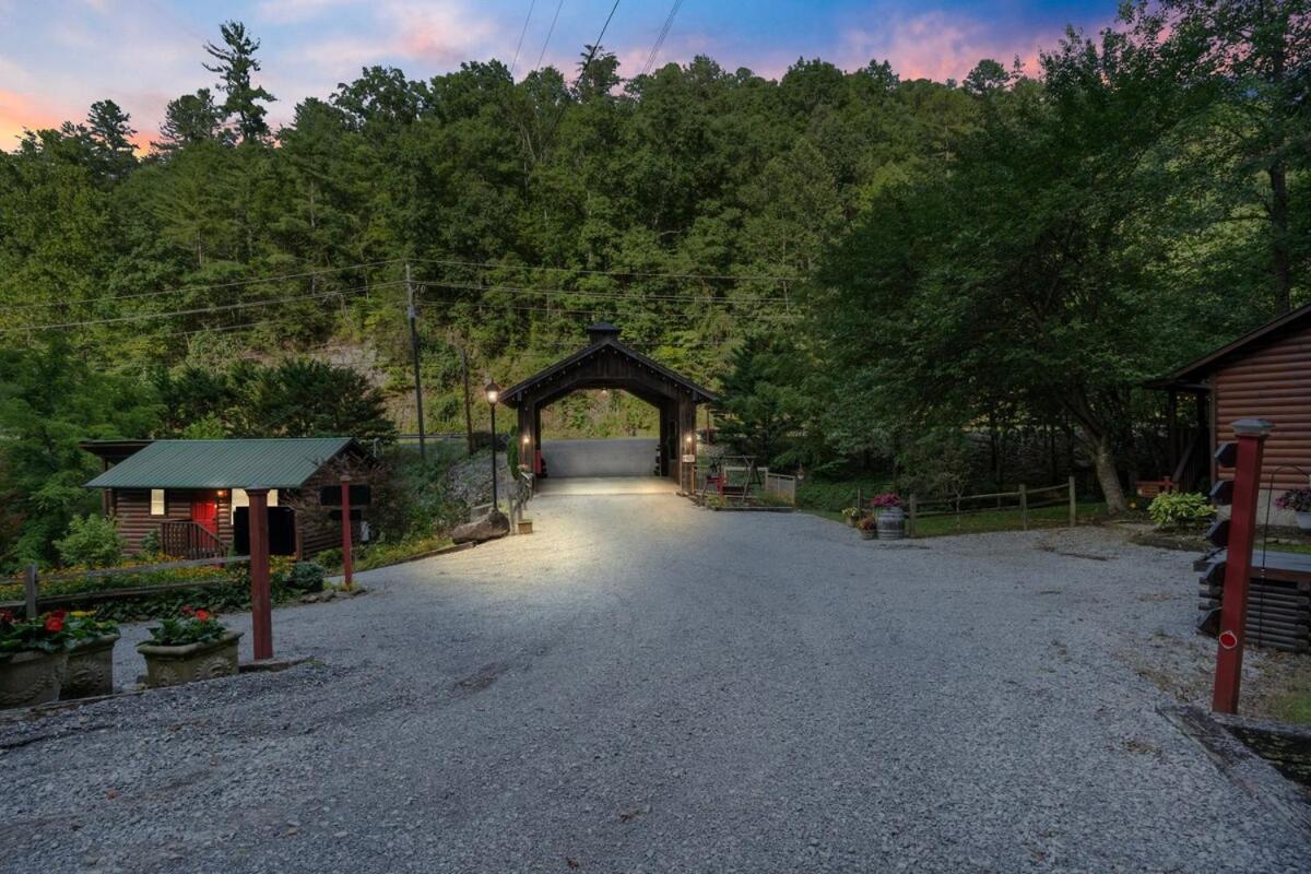 Villa Cabin 5 Studio Cabin With Hot Tub, Water View And Fire Pit à Sevierville Extérieur photo