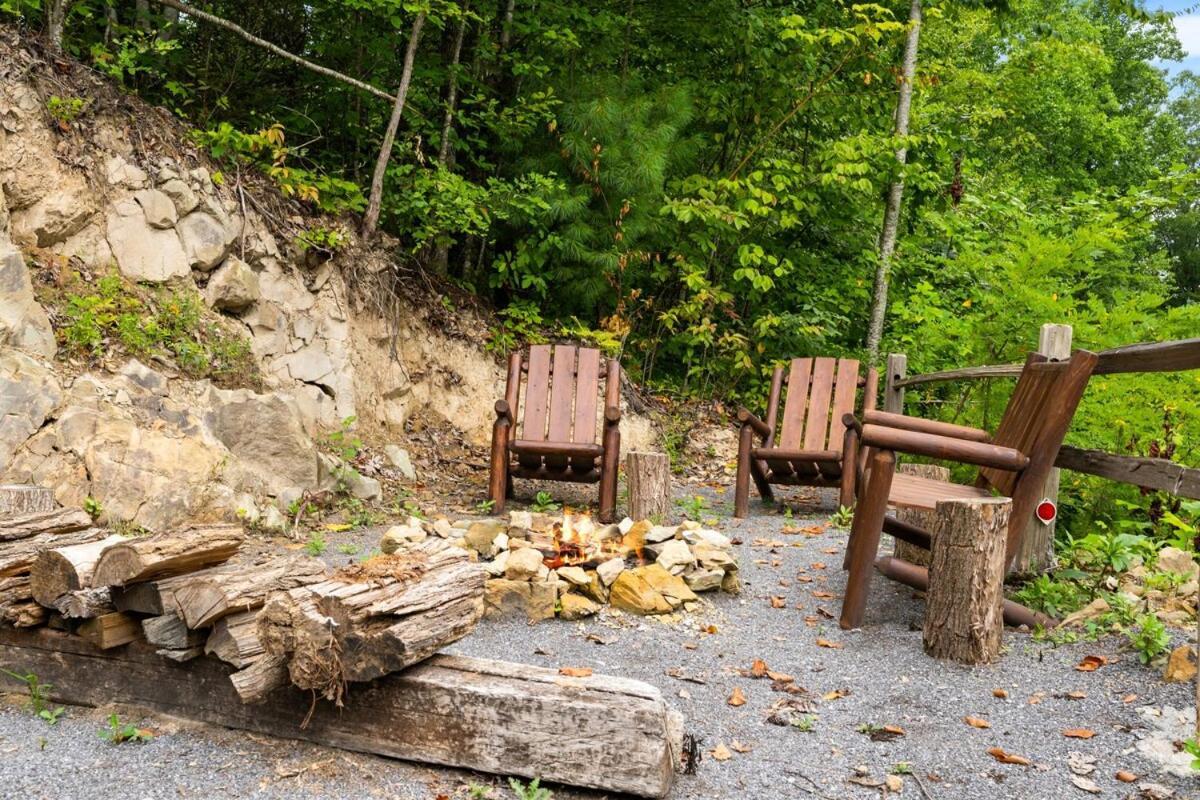 Villa Cabin 5 Studio Cabin With Hot Tub, Water View And Fire Pit à Sevierville Extérieur photo