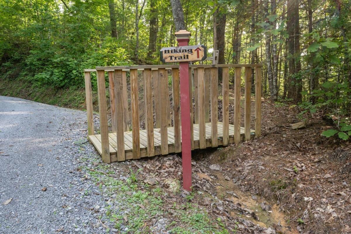 Villa Cabin 5 Studio Cabin With Hot Tub, Water View And Fire Pit à Sevierville Extérieur photo