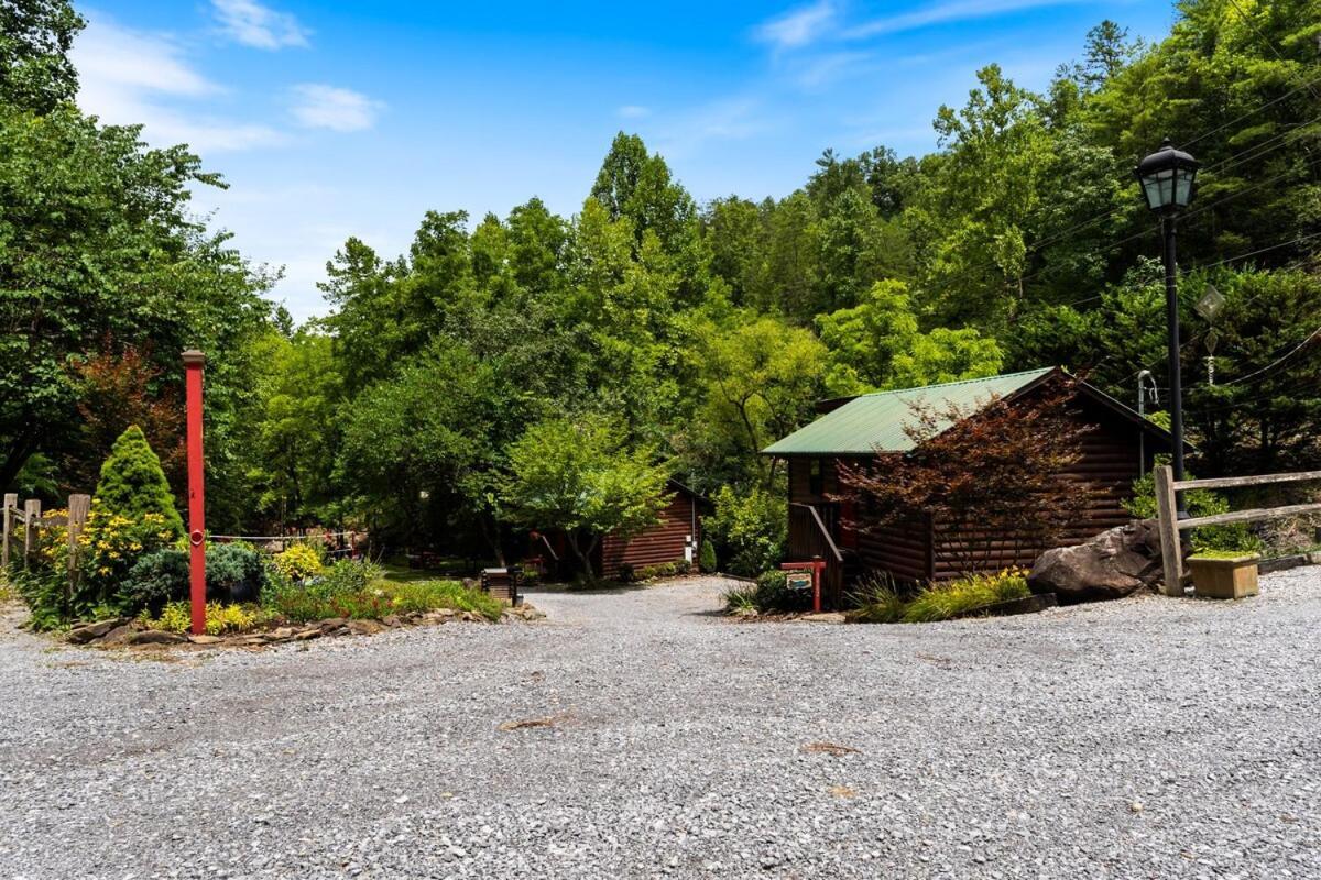 Villa Cabin 5 Studio Cabin With Hot Tub, Water View And Fire Pit à Sevierville Extérieur photo